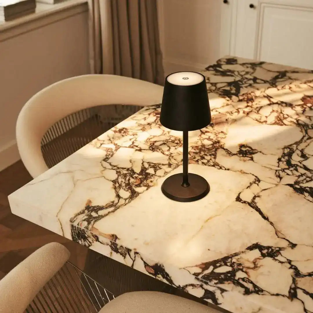 James Black wiederaufladbare Tischlampe aus Eisen – kabellos, dimmbar und elegant