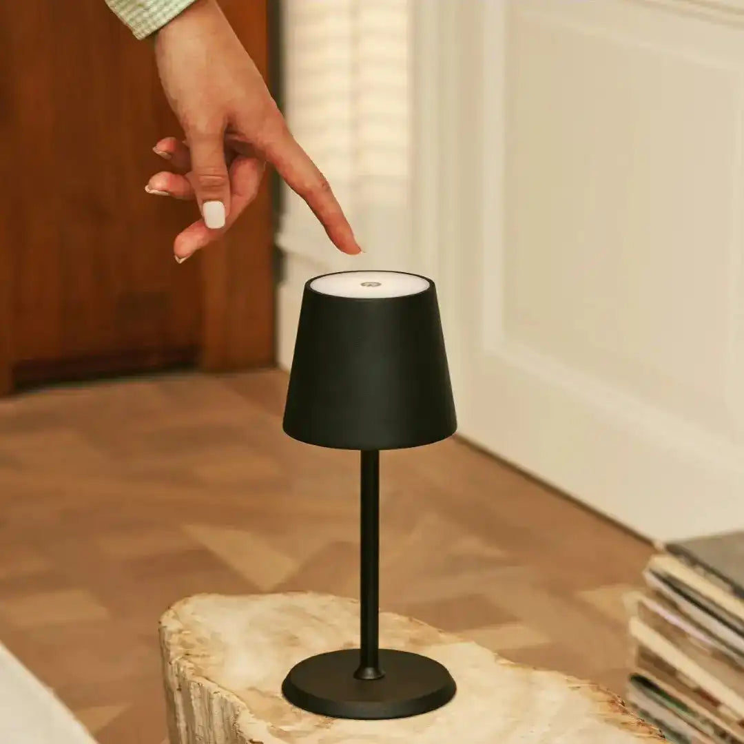 James Black wiederaufladbare Tischlampe aus Eisen – kabellos, dimmbar und elegant
