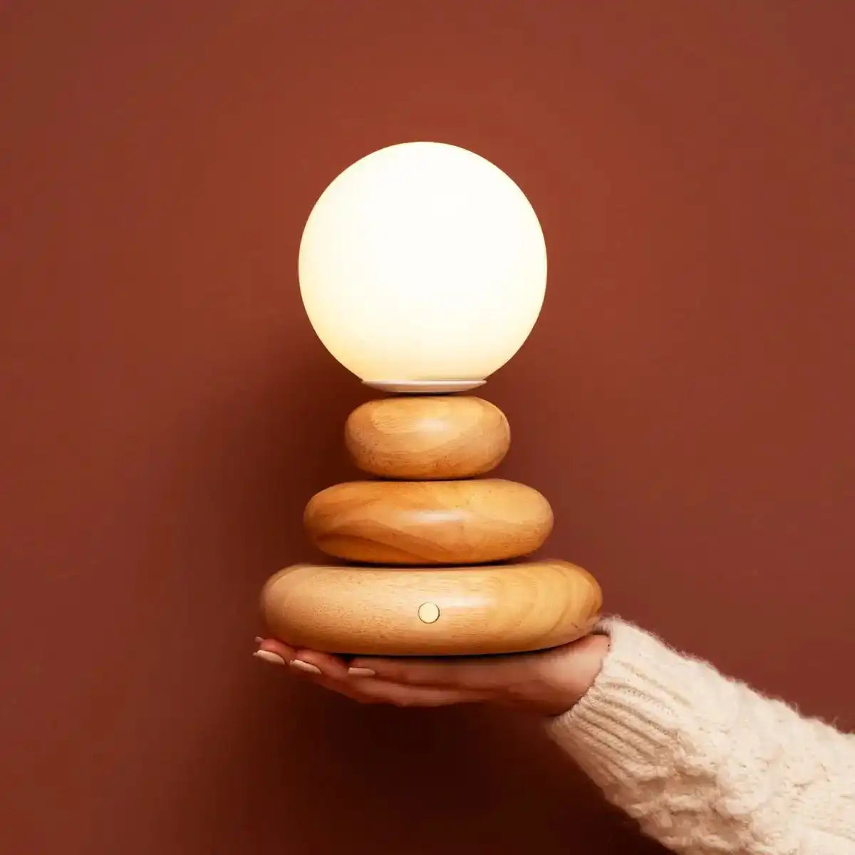 Wiederaufladbare Lampe Isabella aus Holz und Glas – kabellos und dimmbar