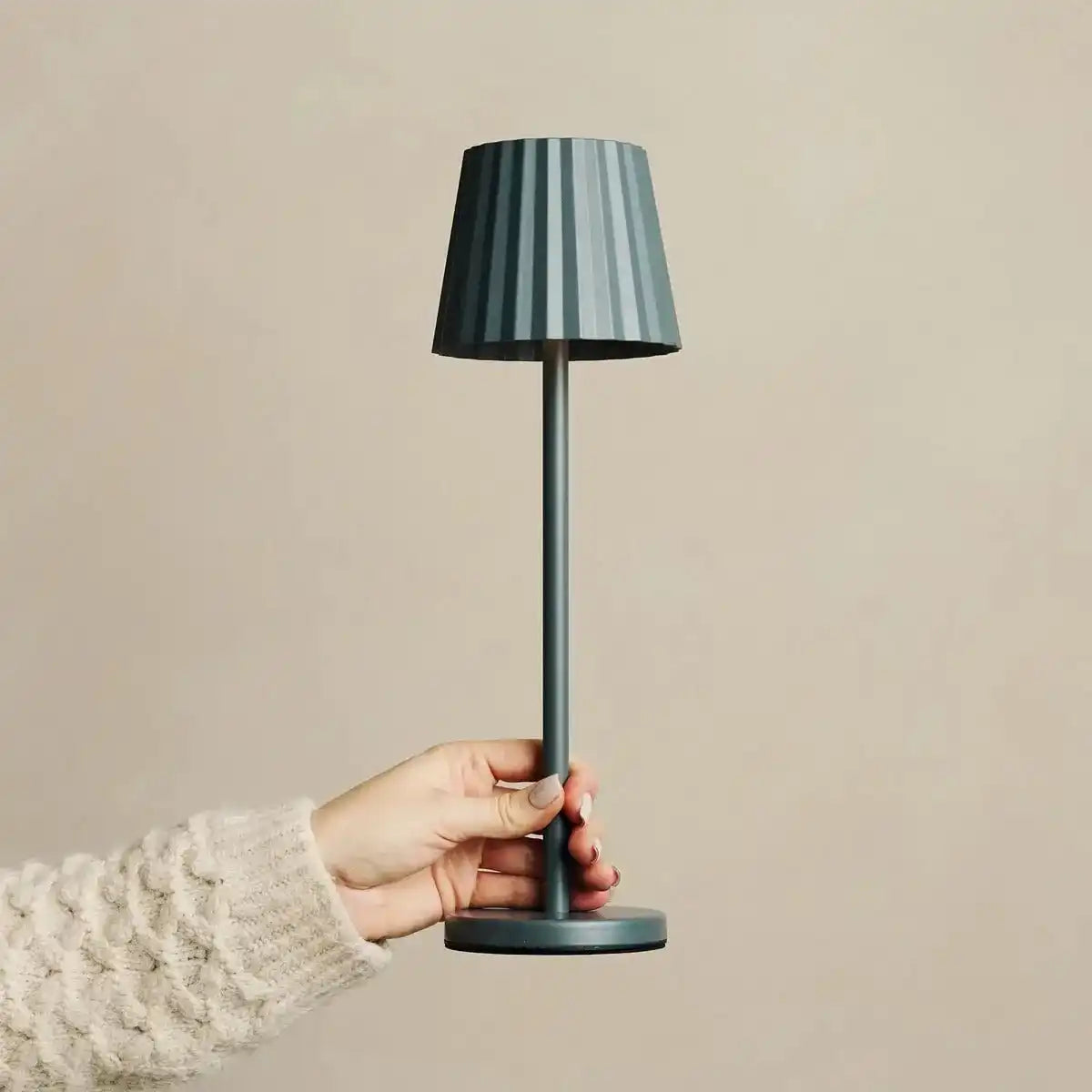 Maya Stone Grey Rippes Tischlampe aus Eisen - dimmbare Lampe und 3 Lichtmodi, wiederaufladbar über drahtlose Ladestation