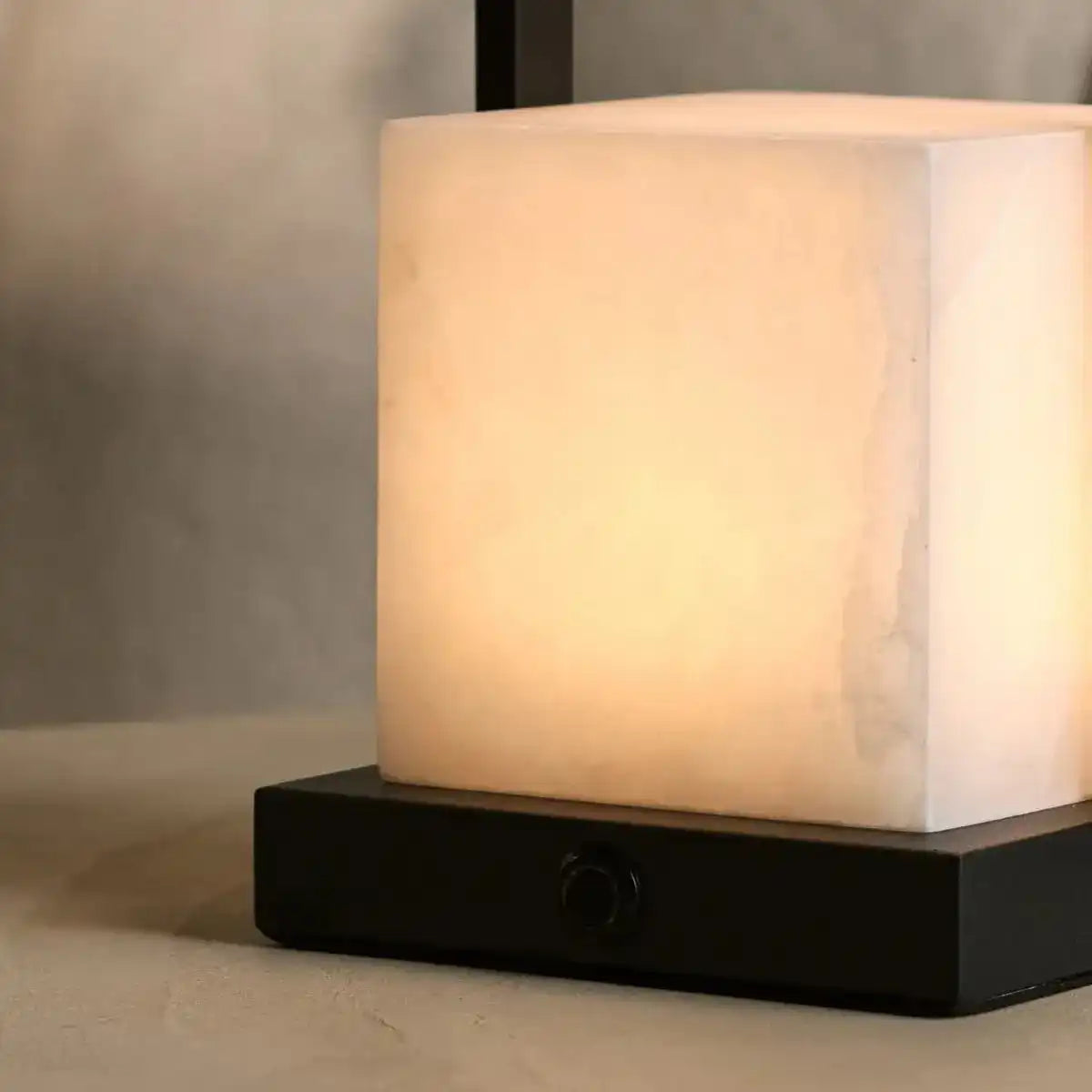Wiederaufladbare Tischlampe Nola aus Alabaster l Drei Lichtmodi und wiederaufladbar