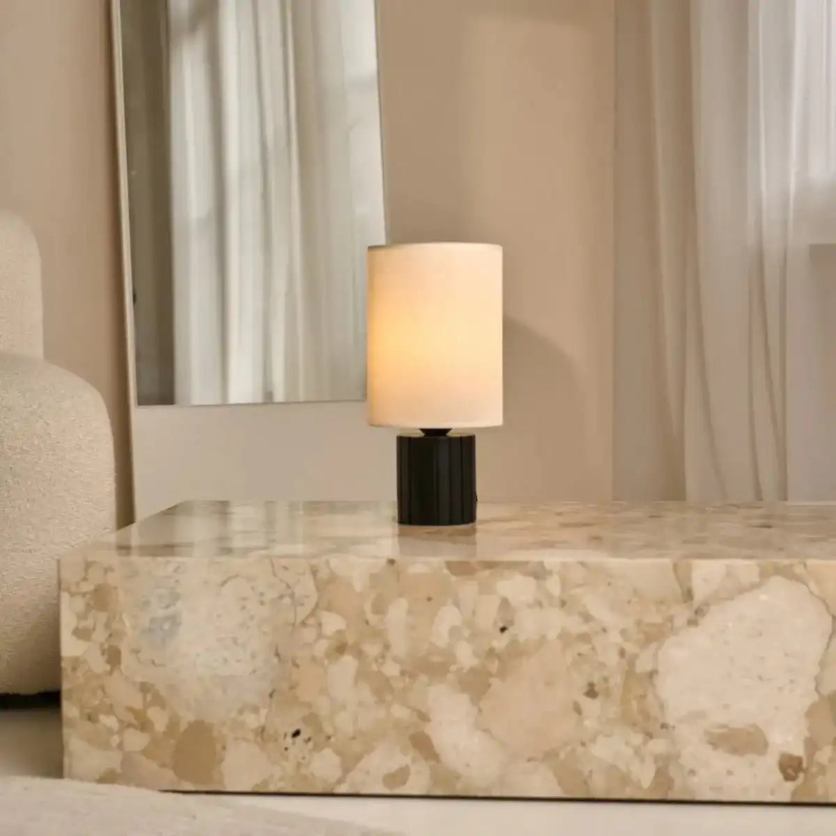 Kiko Black Tischlampe – Gemütliche Schreibtischlampe in Schwarz und Beige mit E27-Fassung