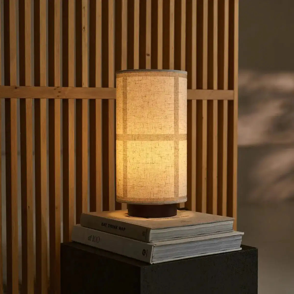 Sakura Dunkelbraune Tischlampe mit Leinenschirm | Handgefertigte und stilvolle Beleuchtung