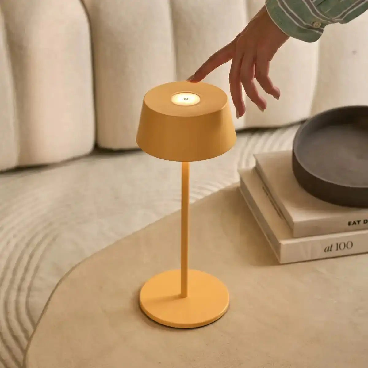 Hugo Amber Yellow Wiederaufladbare Tischlampe aus Eisen – dimmbar, stilvoll und kabellos