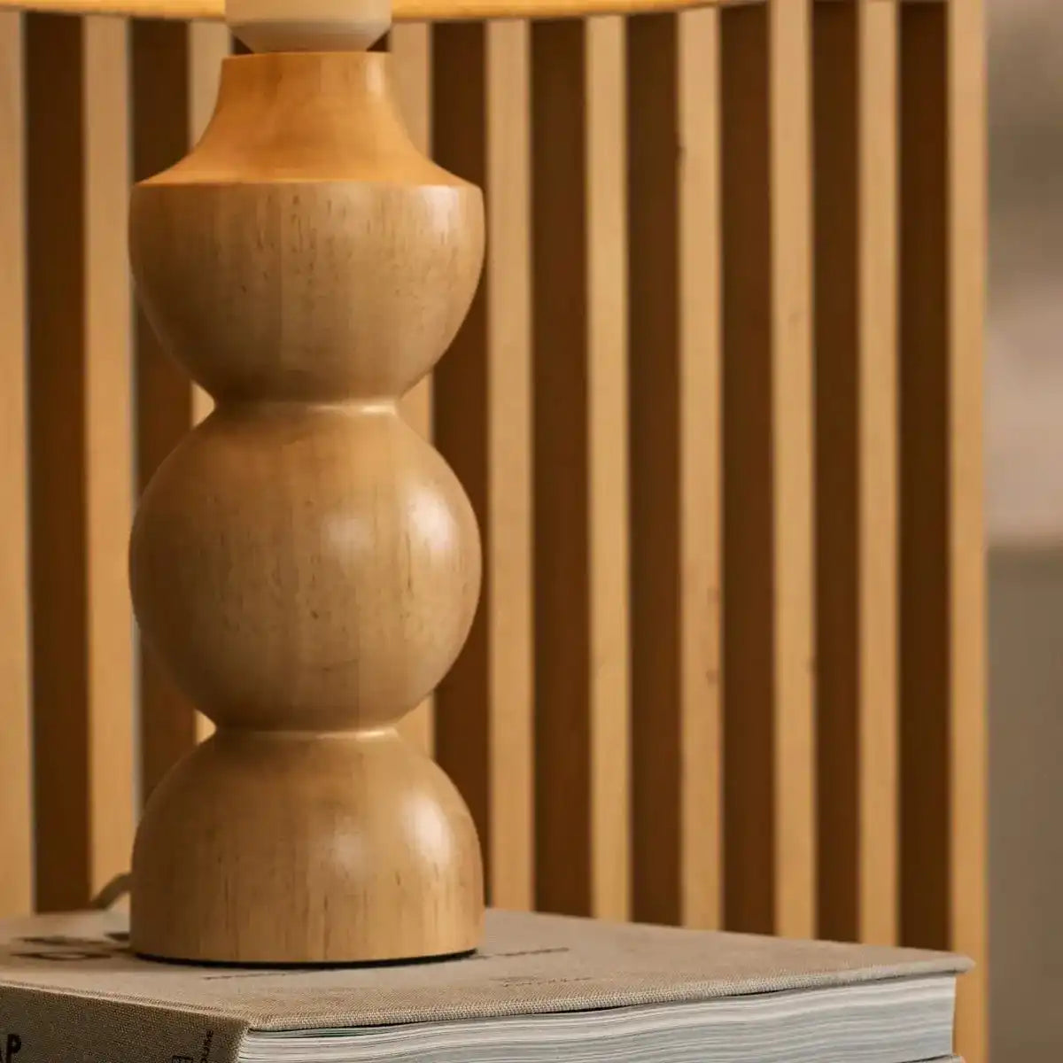 Oliver Hellbraun Holzlampe mit Beige Schatten | Elegantes geometrisches Design für Ihr Zuhause
