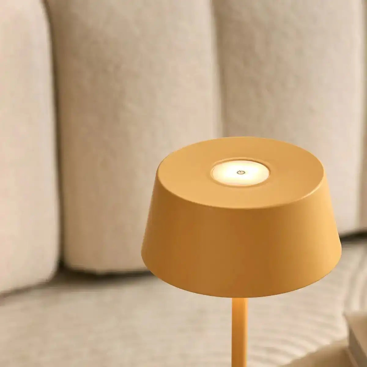 Hugo Amber Yellow Wiederaufladbare Tischlampe aus Eisen – dimmbar, stilvoll und kabellos