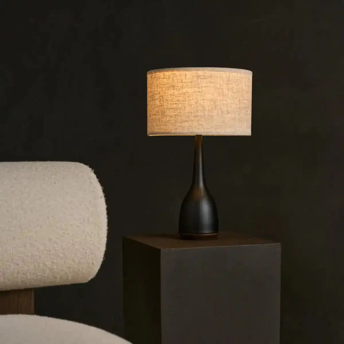 Jacob schwarze Lampe mit beigem Schirm – elegante und warme Beleuchtung