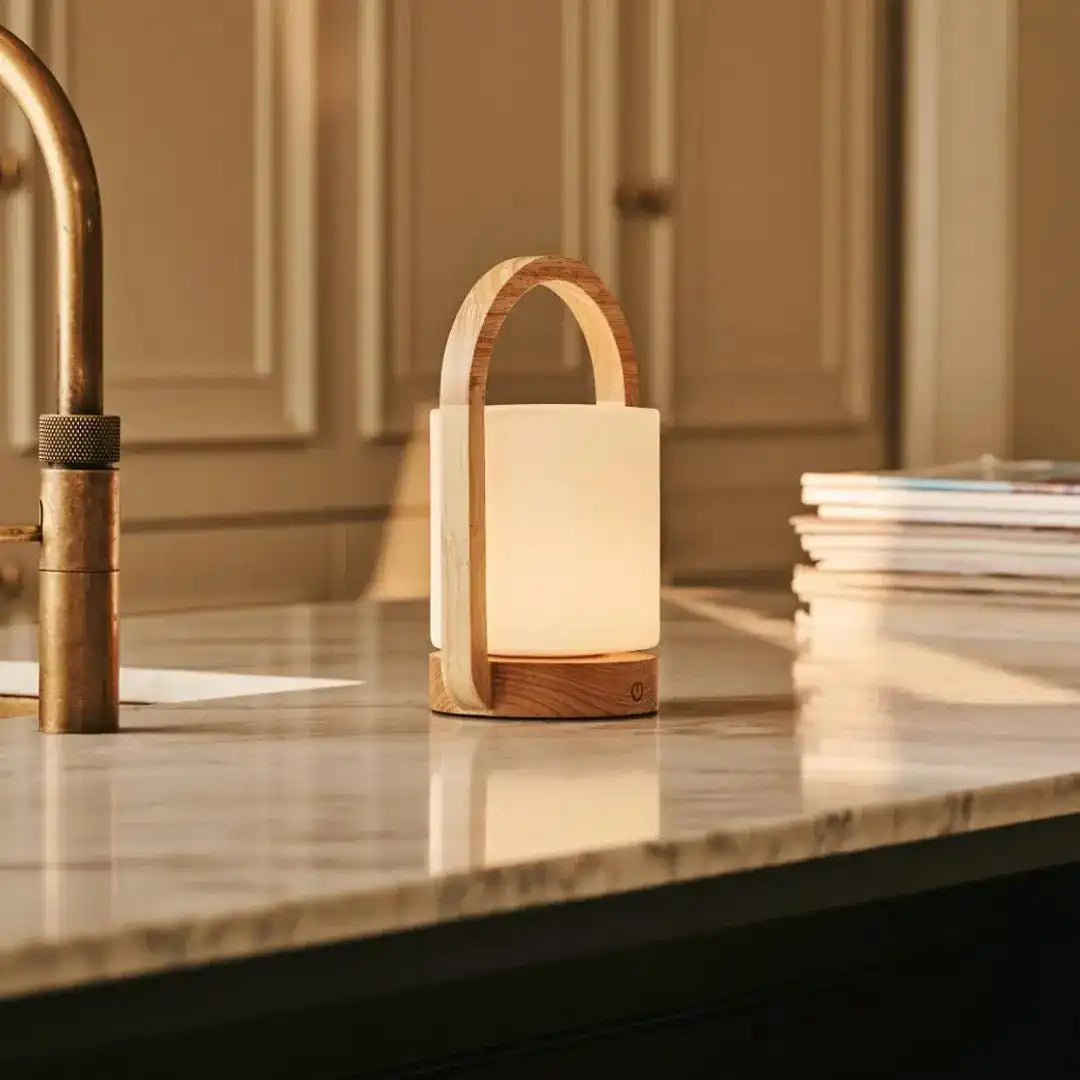 George Hellbraune wiederaufladbare Holzlampe – Glas, Griff und bis zu 100 Stunden Akku