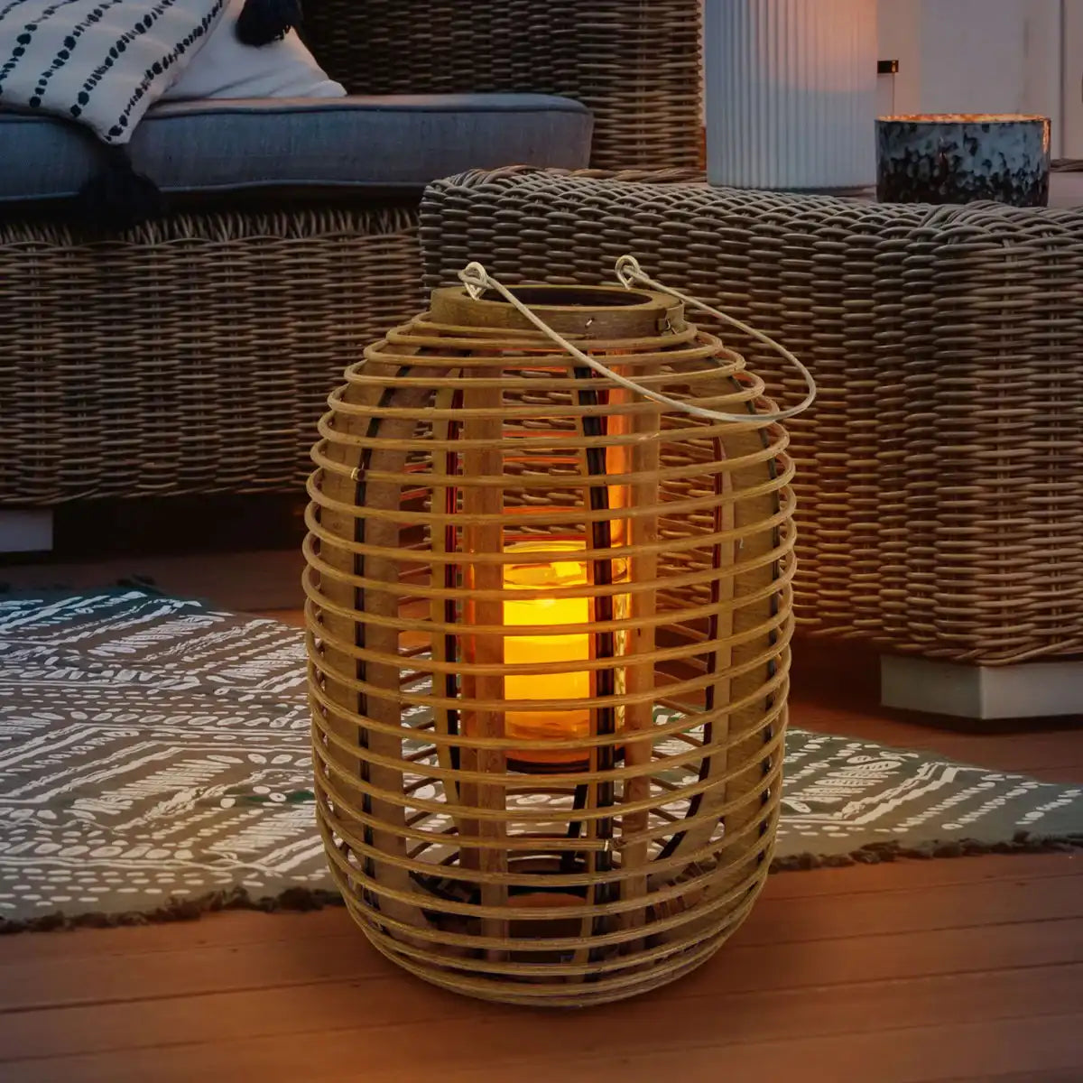 Dekoleuchte "Korbinian" inklusive Solar-LED-Kerze für Garten und Terrasse, Solarlampe aus braunem Rattan, Höhe 32 cm