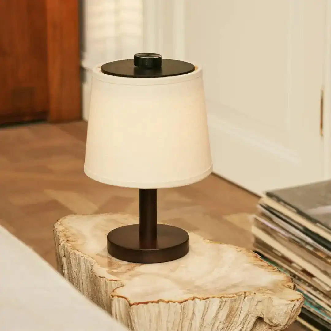 Rover dunkelbraune Holzlampe – wiederaufladbar, kabellos und dimmbarer Schirm