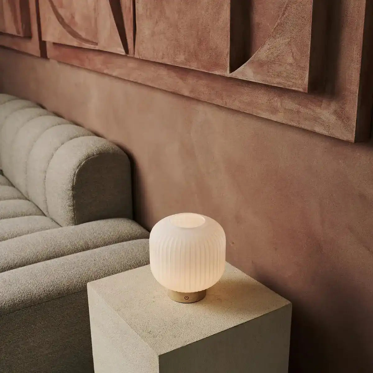 Lyla einzigartige wiederaufladbare Lampe - gefrostete Glas & Holzbasis, dimmbar, 3 Lichtmodi
