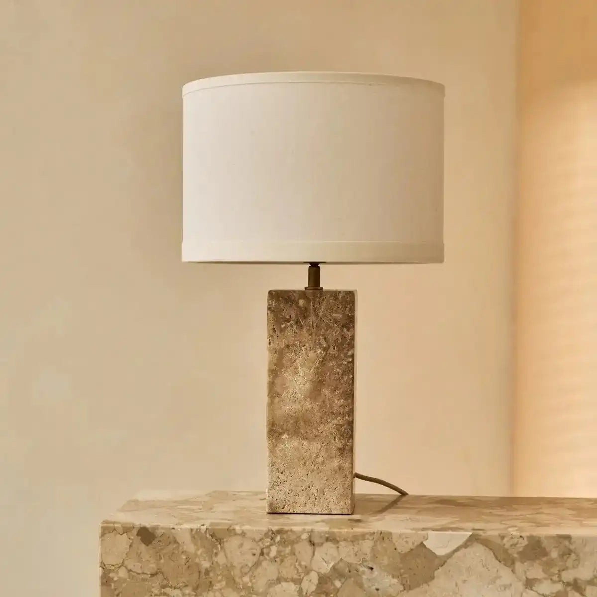 Rosie Travertinlampe – Eleganter Naturstein mit Baumwollschirm