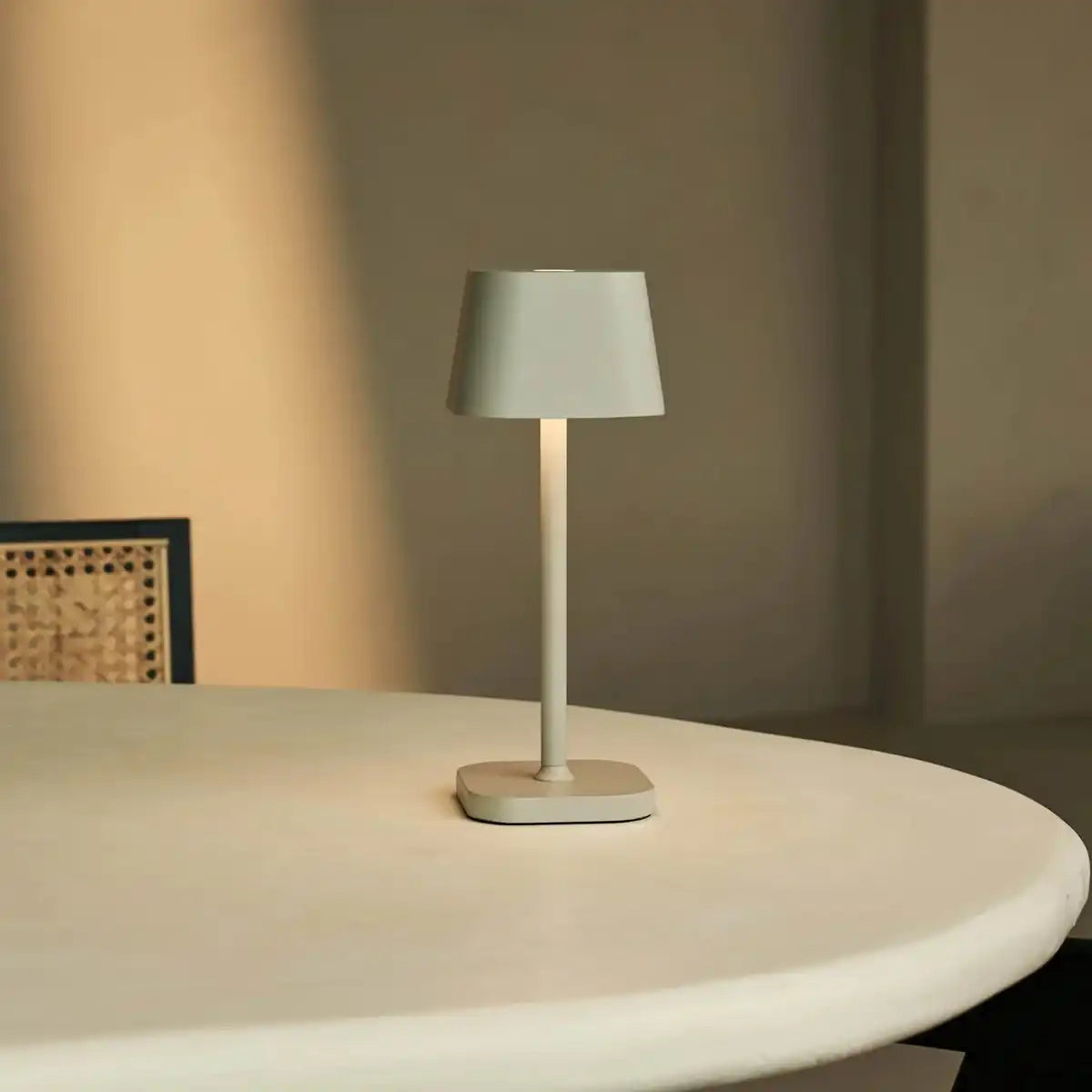 Ava Shadow Grey - wiederaufladbare Tischlampe | Stilvoll, schnurlos und dimmbar