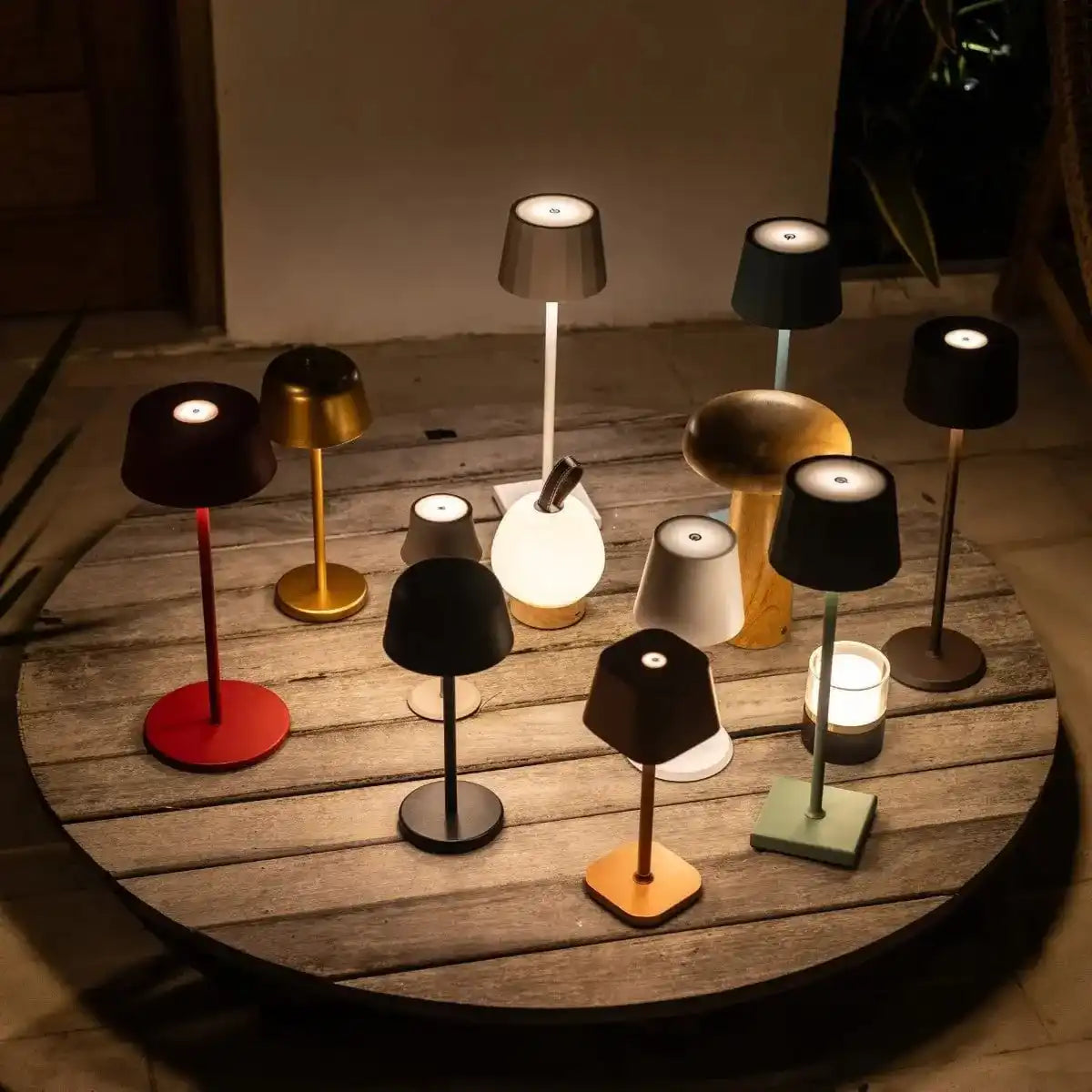 Combi-Set Professional-4 x Maya Stone Grey wiederaufladbare Tischlampen & 1 x Amstel Wireless Ladestation mit Qi-Technologie