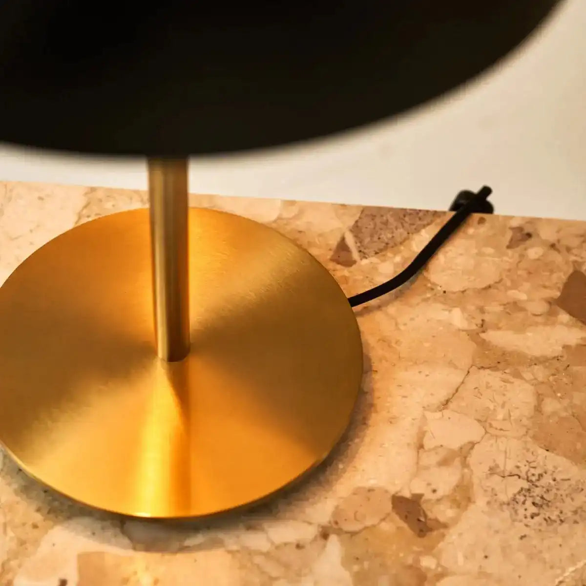 Lola Gold & Black Tischlampe – Elegantes Metalldesign mit Ein-/Ausschalter