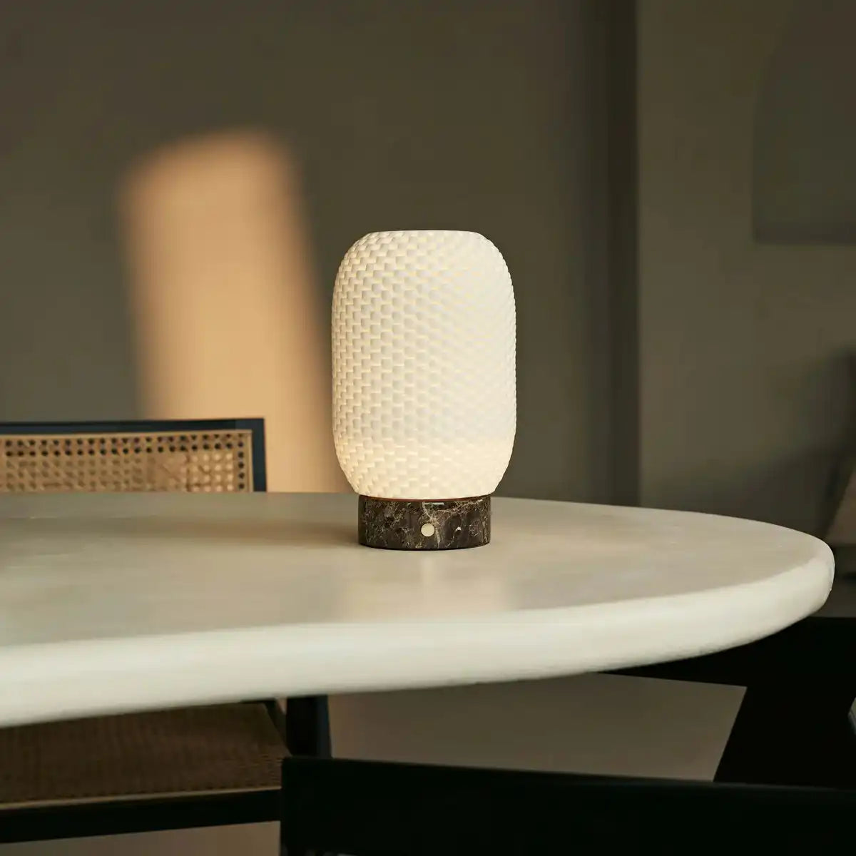 Aurora Marmor Cordless Tischlampe in 3D-gedrucktem Porzellan-wiederaufladbar, dimmbar und bis zu 100 Stunden Licht