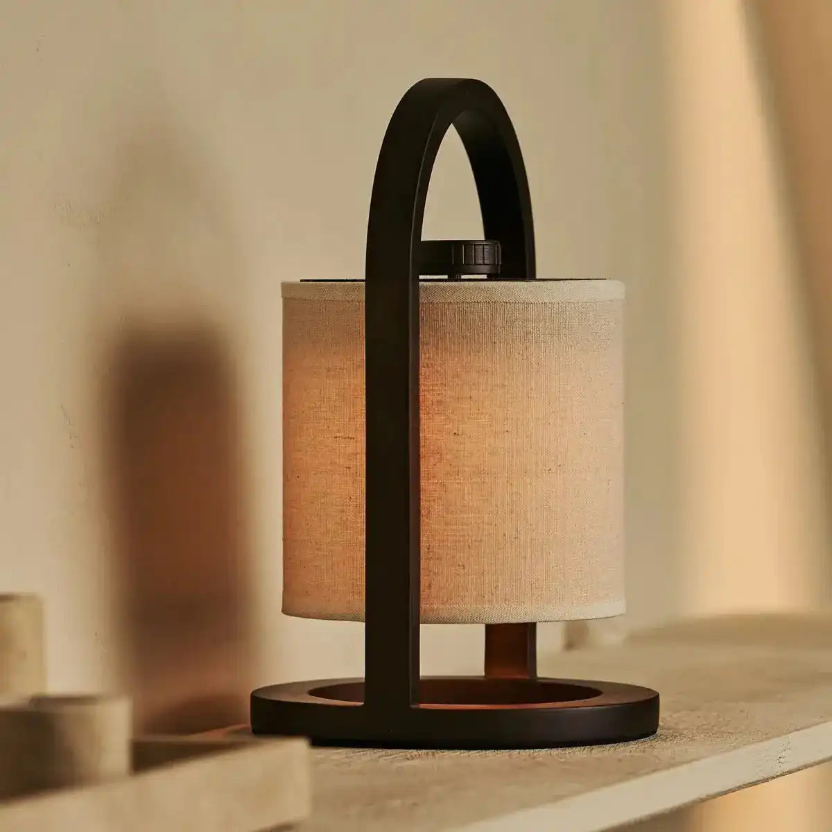 River Dunkelbraune kabellose Holzlampe – wiederaufladbar und dimmbar
