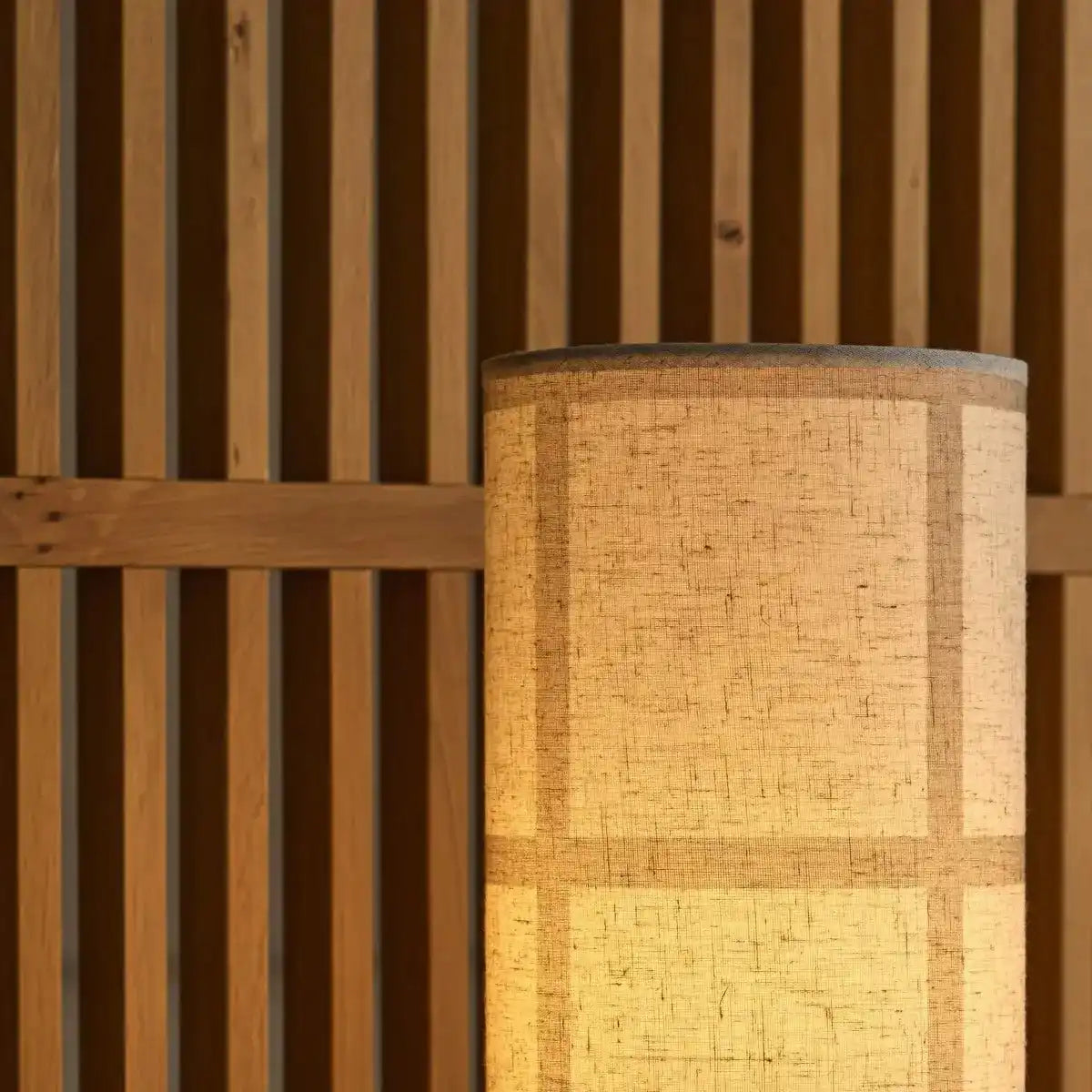 Sakura Dunkelbraune Tischlampe mit Leinenschirm | Handgefertigte und stilvolle Beleuchtung