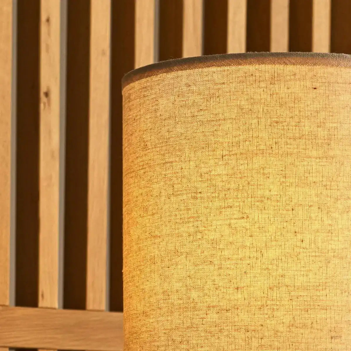Lara dunkelbraune Holztischlampe mit cremefarbenem Leinenschatten - rustikaler Hausbeleuchtung