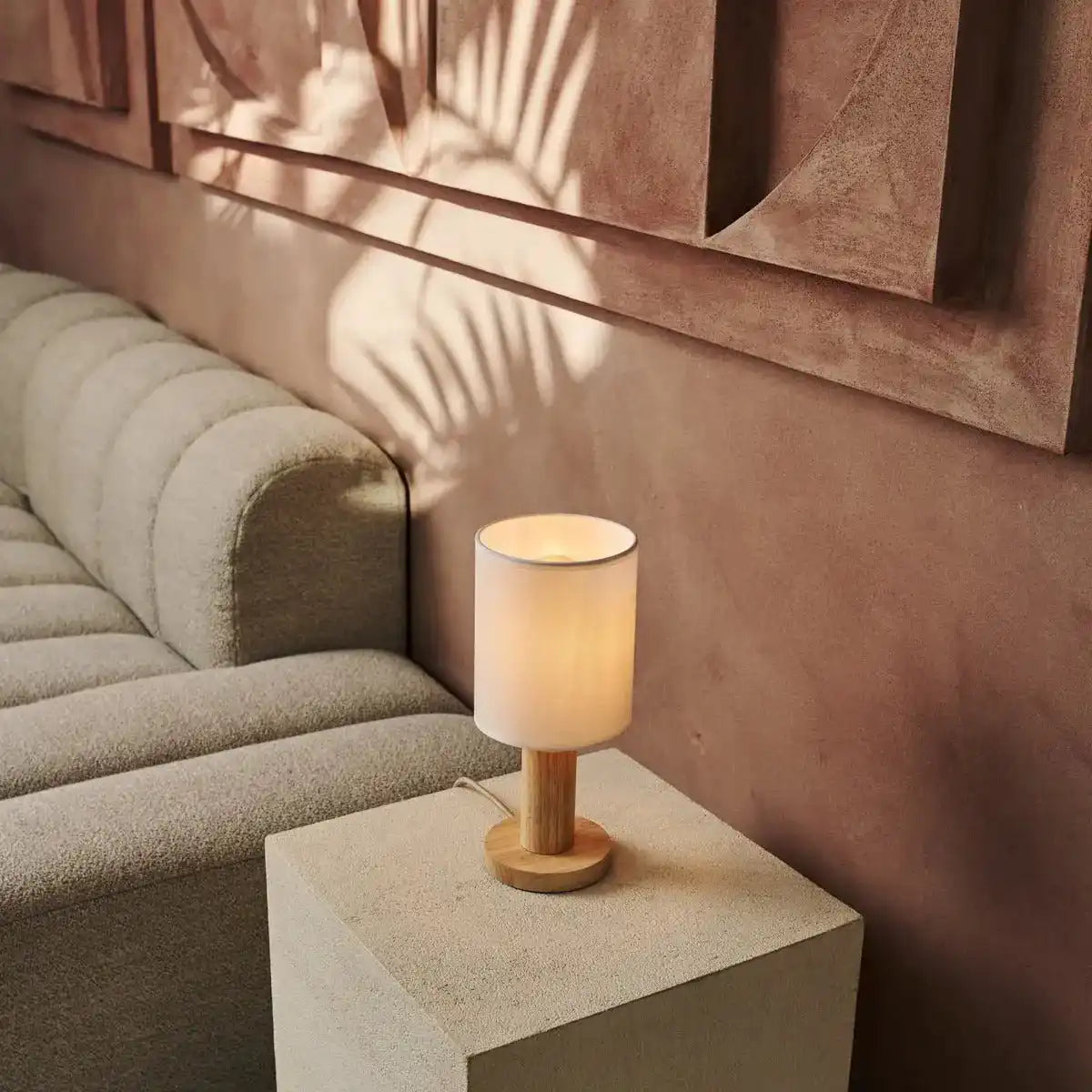 Boris hellbraune Lampe mit 2 Meter Kabel - Stofffarbenschattenlampe & Holzbasis