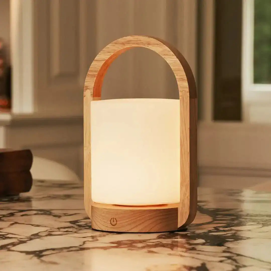 George Hellbraune wiederaufladbare Holzlampe – Glas, Griff und bis zu 100 Stunden Akku