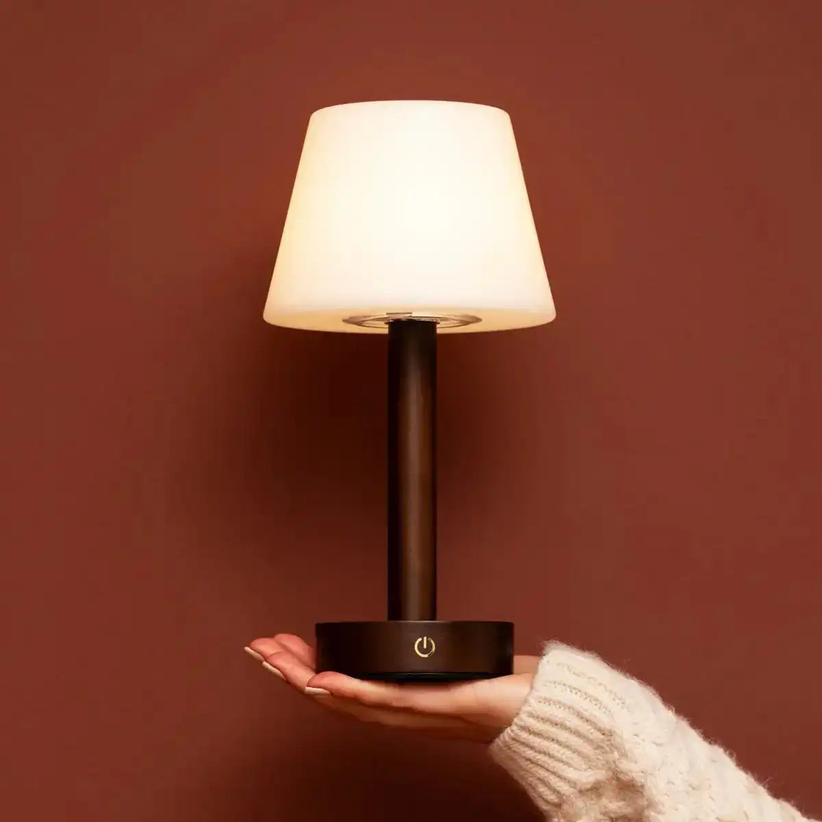 Zoë Dunkelbraune wiederaufladbare Tischlampe aus Holz | Dimmbar, USB-C, 80-Stunden-Akku