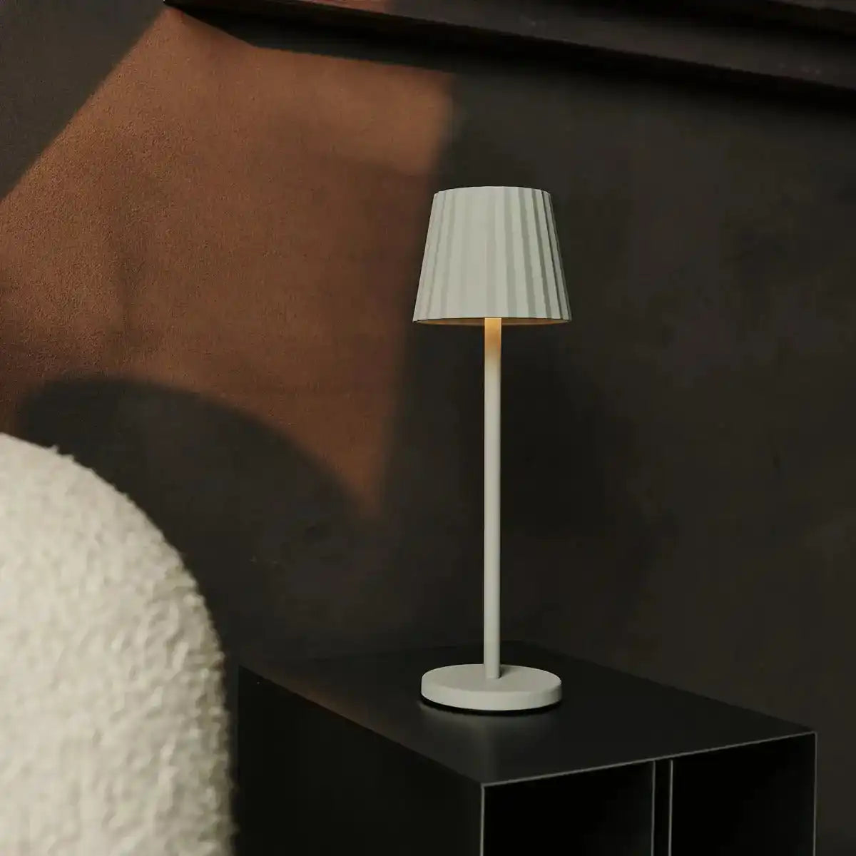Combi Set Professional-4 x Maya Shadow Grey Brehargable Tischlampen & 1 x Amstel Wireless Ladestation mit Qi-Technologie