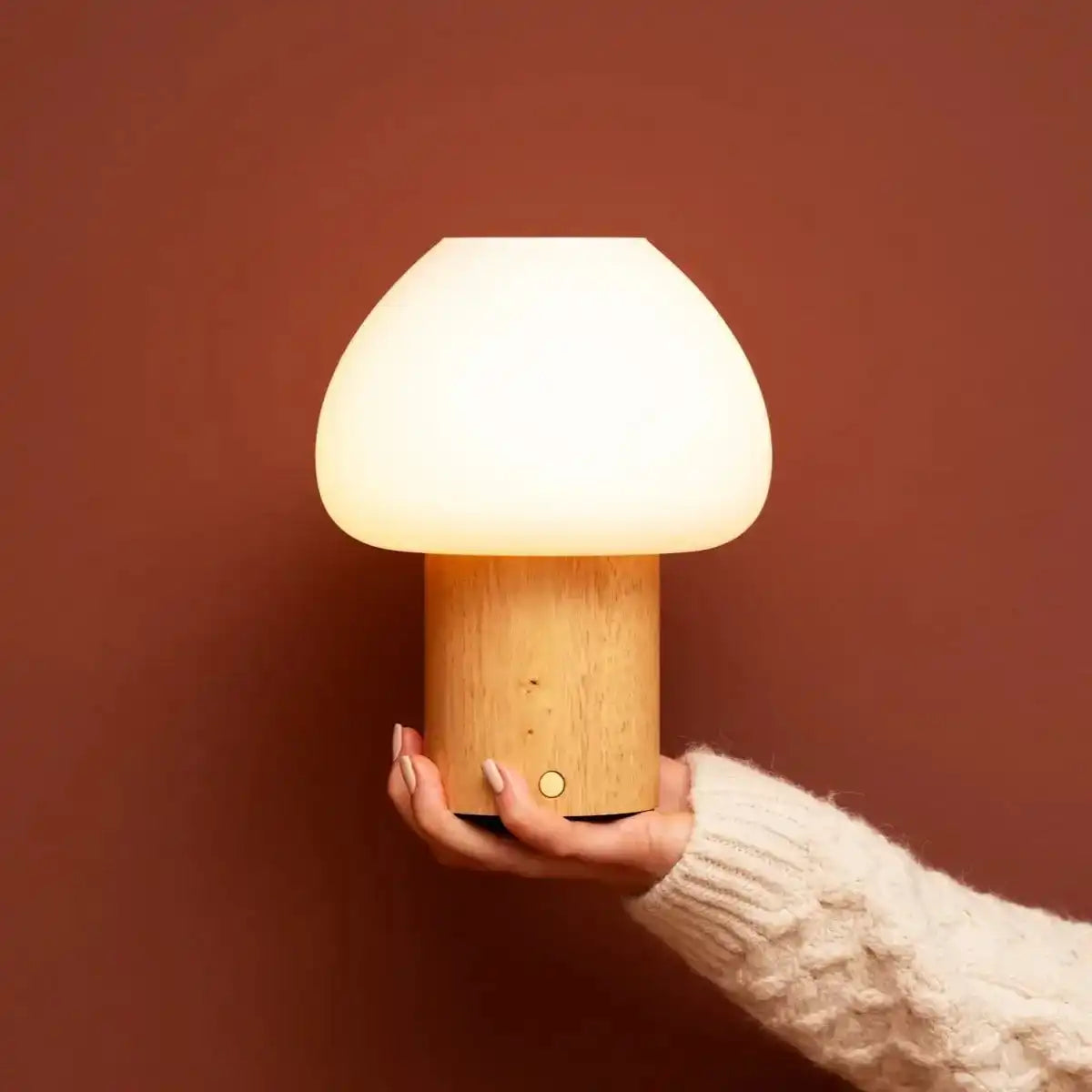 Fynn Hellbraune Holzlampe – wiederaufladbar, dimmbar und stilvoll