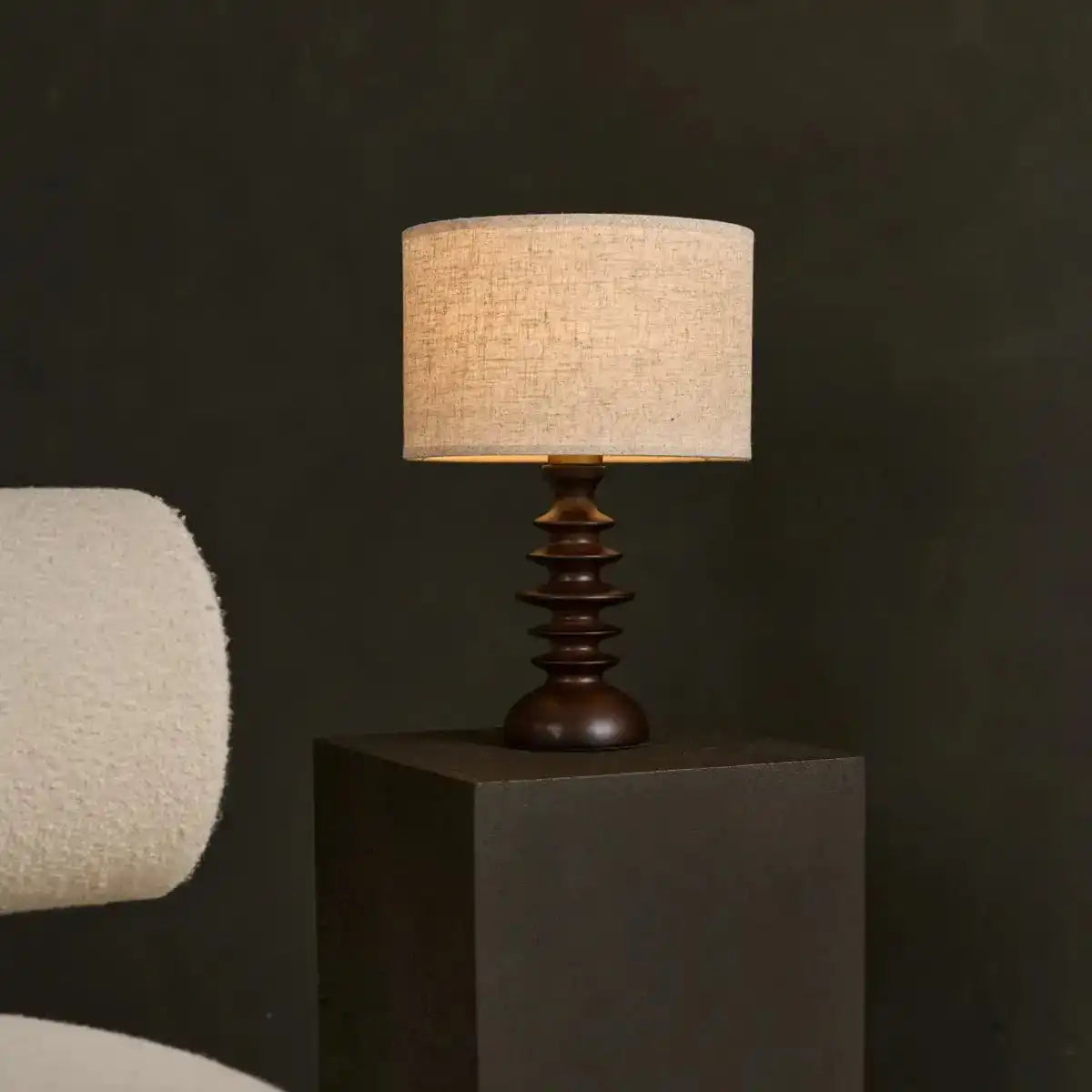 Bodhi Dunkelbraune Holzlampe mit beigem Lampenschirm – Elegante Beleuchtung für jeden Raum