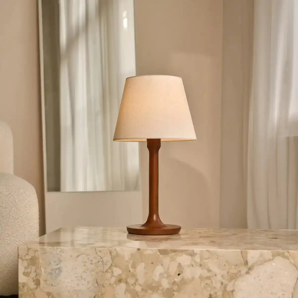 Nova Kastanienbraune Lampe mit Holzsockel | Stilvolle Wohn- und Schlafzimmerbeleuchtung