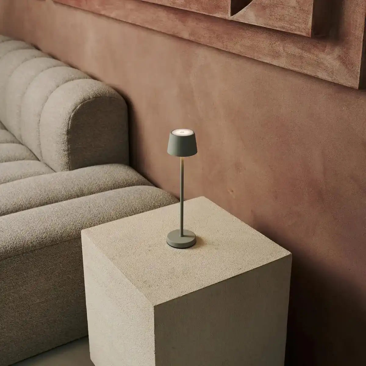 Vondel Mini Shadow Grey wiederaufladbar und schnurlose Lampe perfekt für die Gastfreundschaftsbranche - drahtlos wiederaufladbar über Ladestation