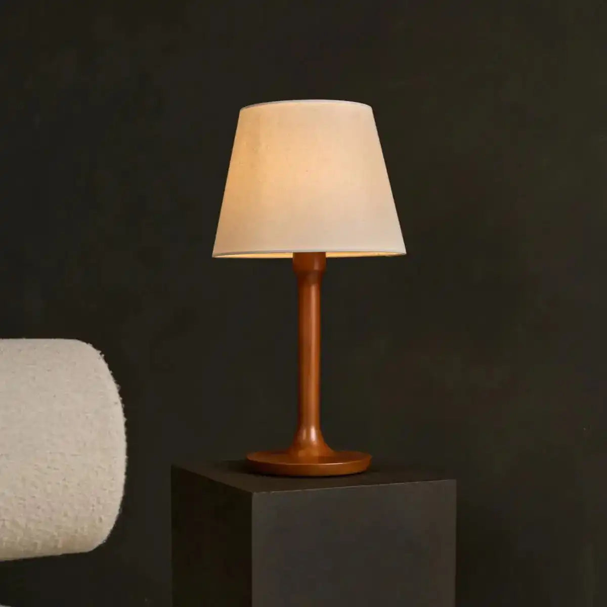 Nova Kastanienbraune Lampe mit Holzsockel | Stilvolle Wohn- und Schlafzimmerbeleuchtung