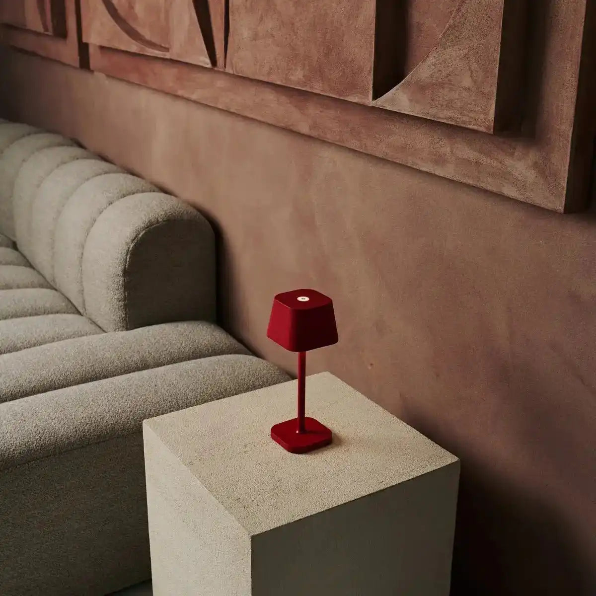 Ava Berry Red wiederaufladbare Tischlampe | Stilvoller, schnurloser Lampe und dimmbar