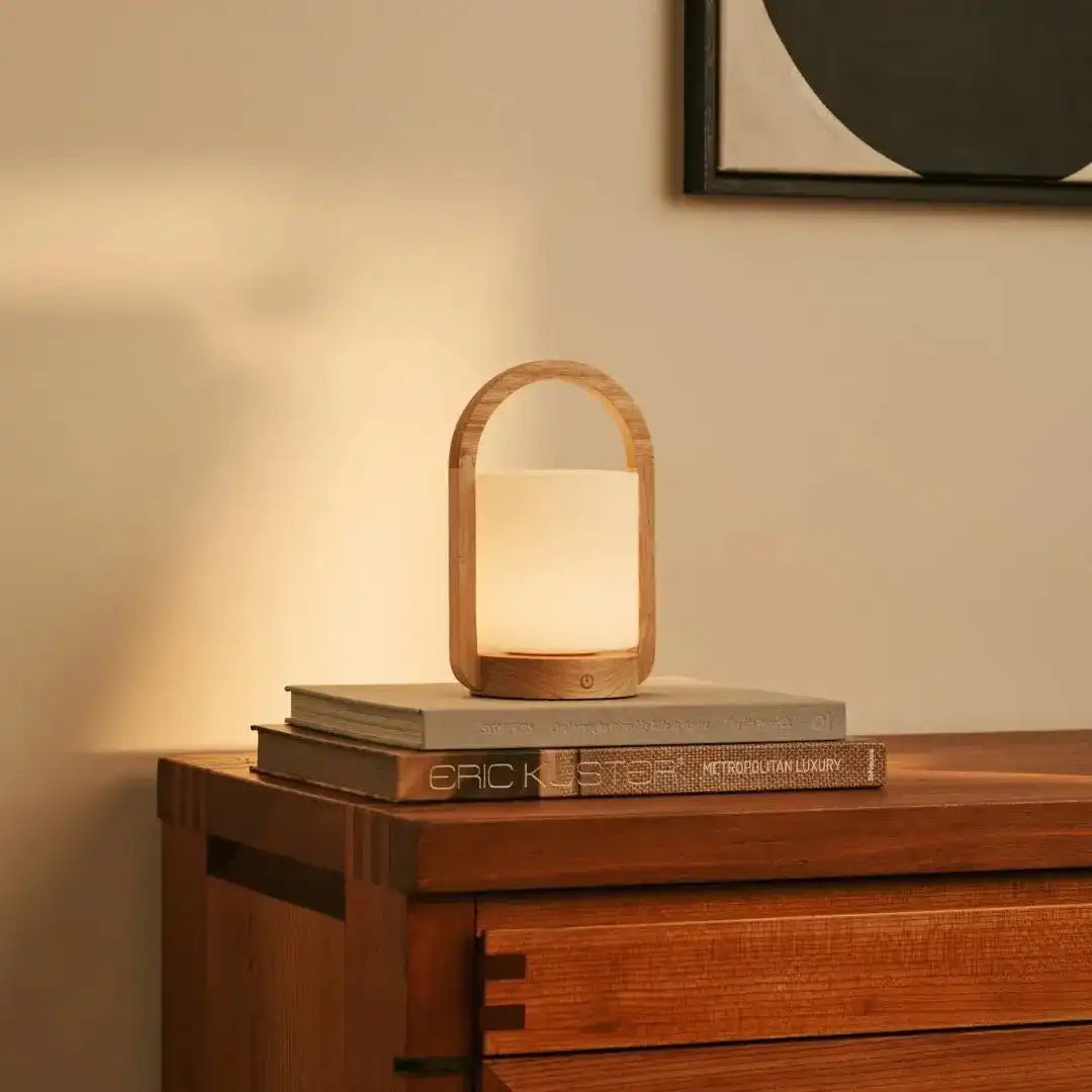 George Hellbraune wiederaufladbare Holzlampe – Glas, Griff und bis zu 100 Stunden Akku