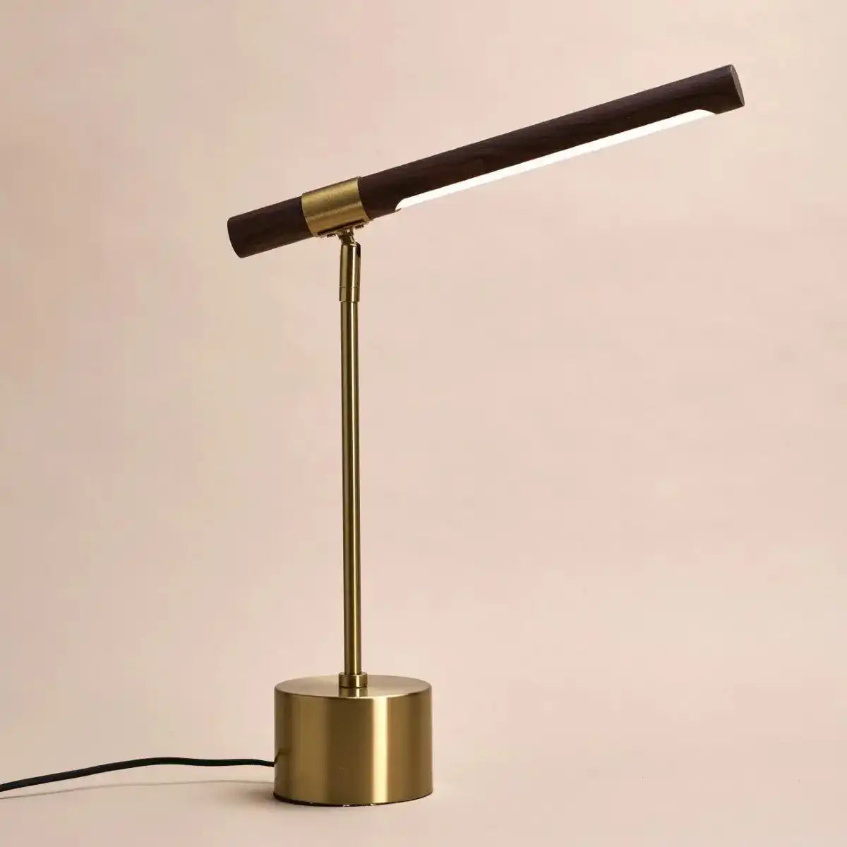 Livia goldene Metalllampe mit Holz – verstellbare LED, skandinavisches Design für Büro und Wohnzimmer