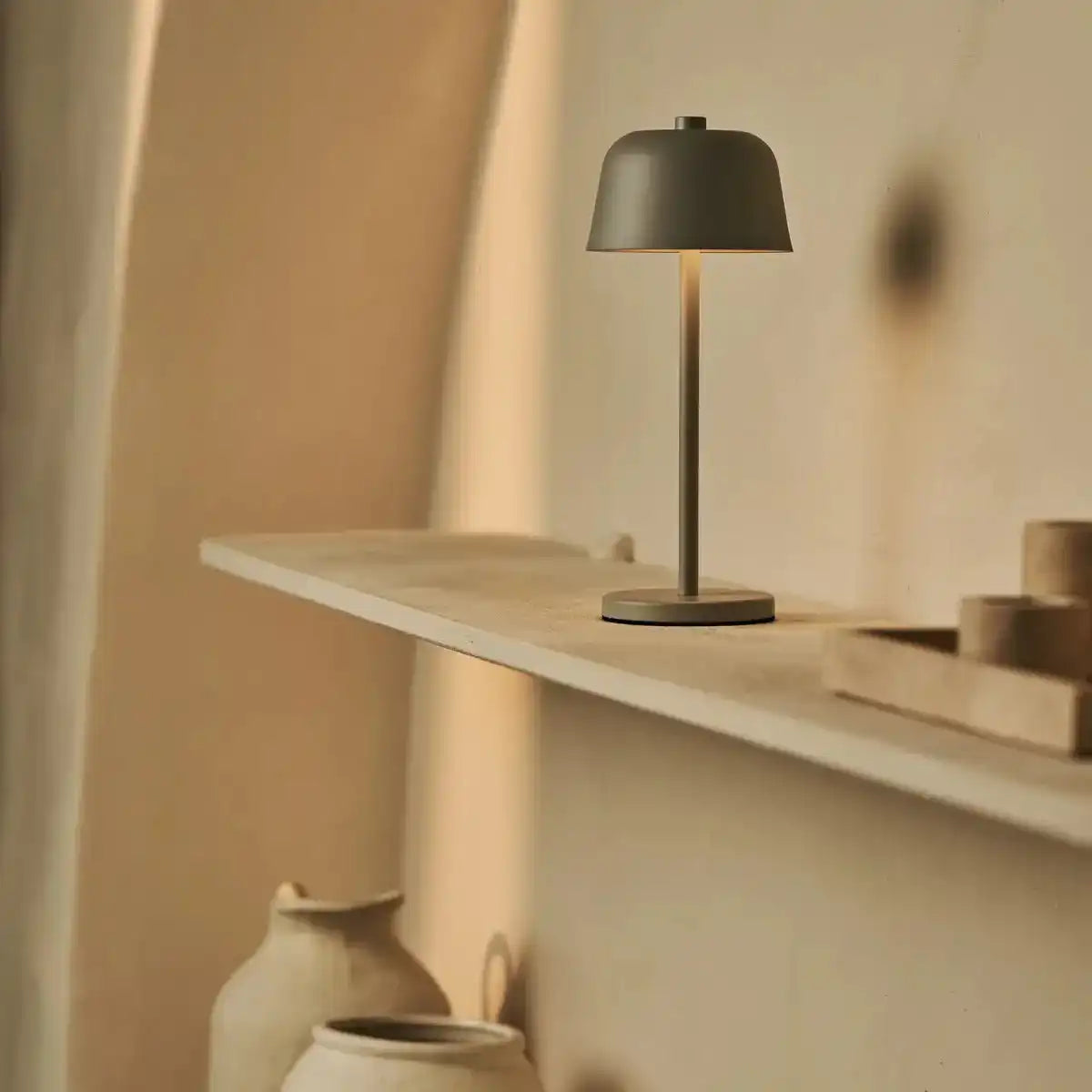 Anton Shadow Grey wiederaufladbare Tischlampe | Stilvolle und schnurlose Beleuchtung