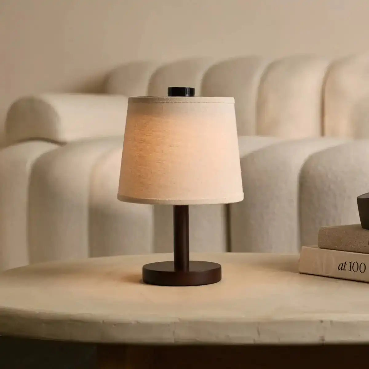 Rover dunkelbraune Holzlampe – wiederaufladbar, kabellos und dimmbarer Schirm