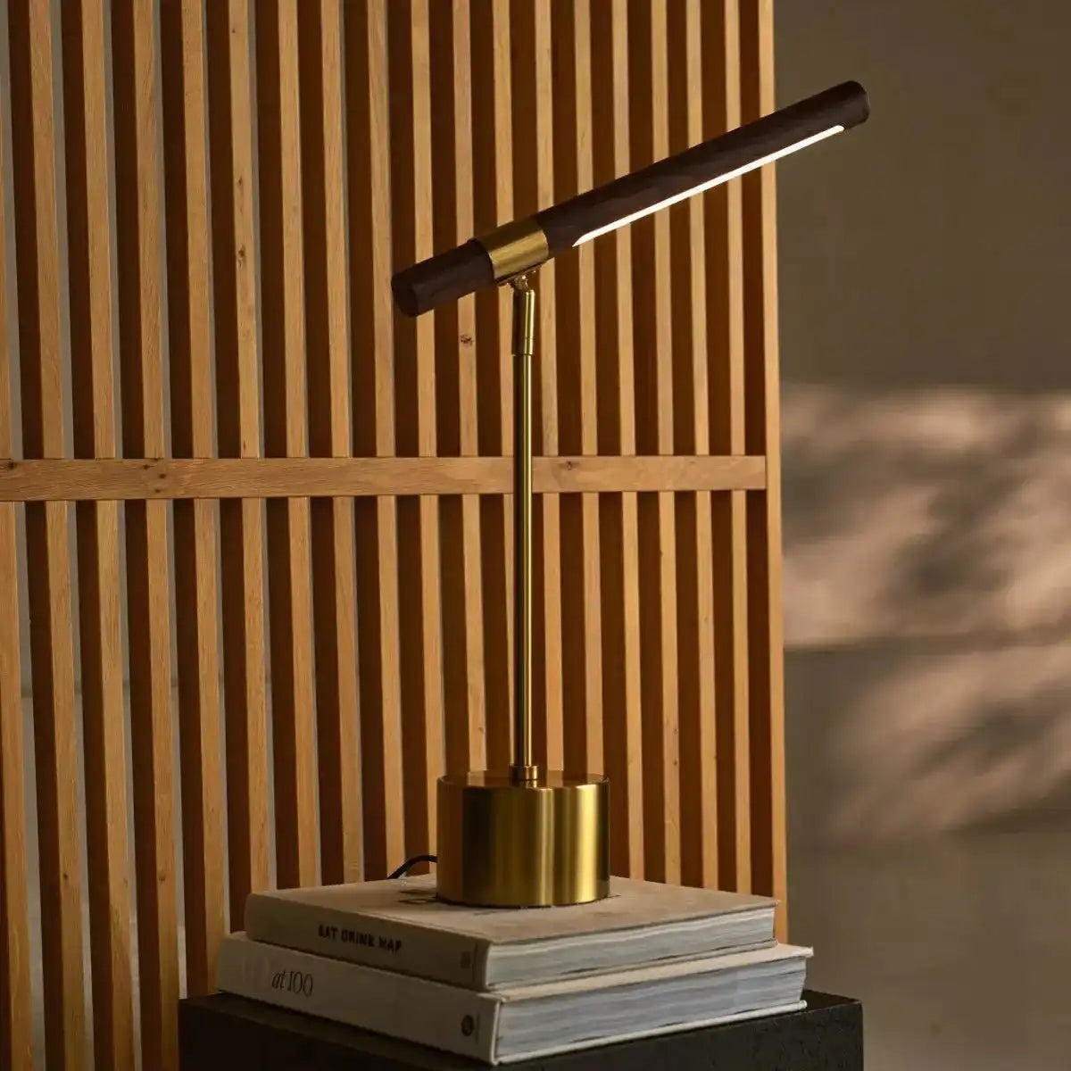 Livia goldene Metalllampe mit Holz – verstellbare LED, skandinavisches Design für Büro und Wohnzimmer