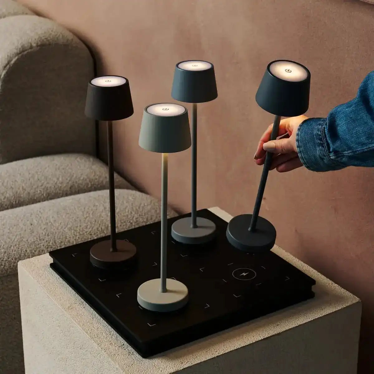 Amstel Station Professionelle drahtlose Ladestation mit 4 Ladeanschluss-Easy & Functional With Qi-Technology