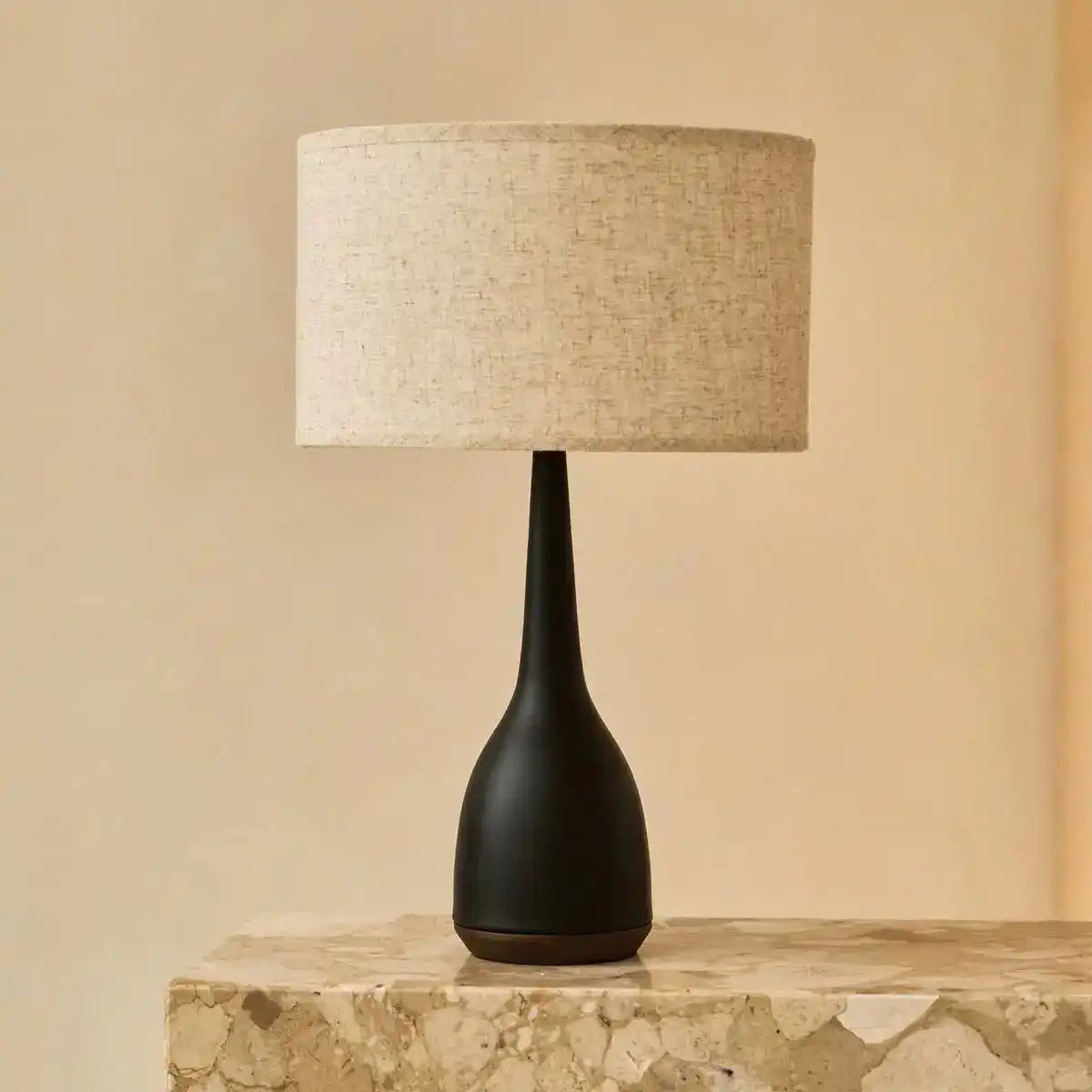 Jacob schwarze Lampe mit beigem Schirm – elegante und warme Beleuchtung