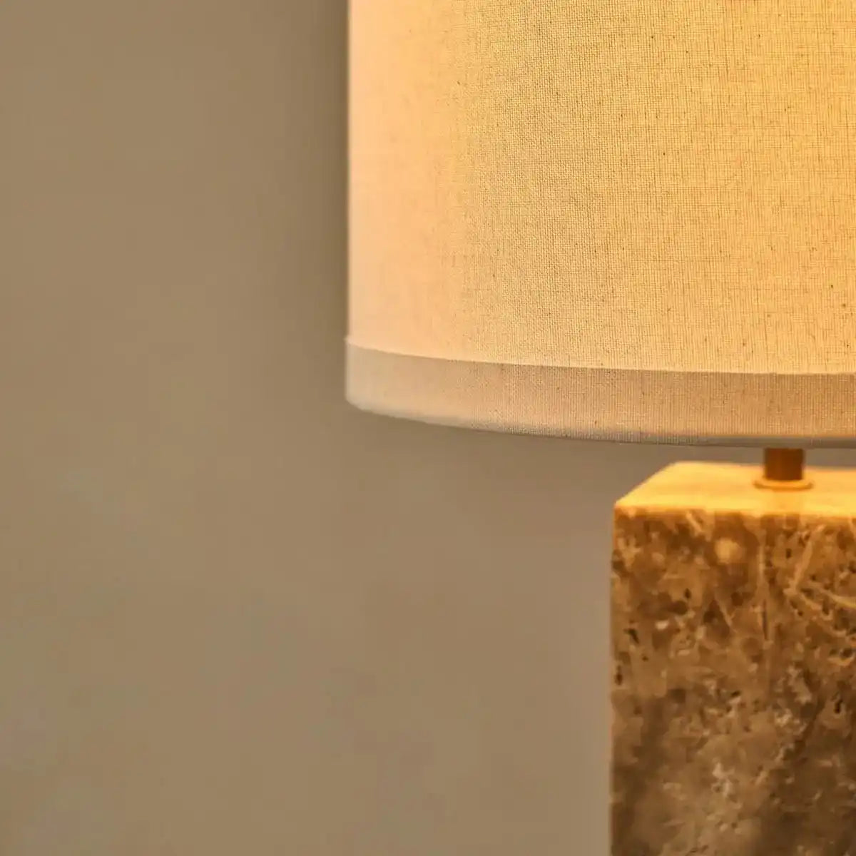 Rosie Travertinlampe – Eleganter Naturstein mit Baumwollschirm