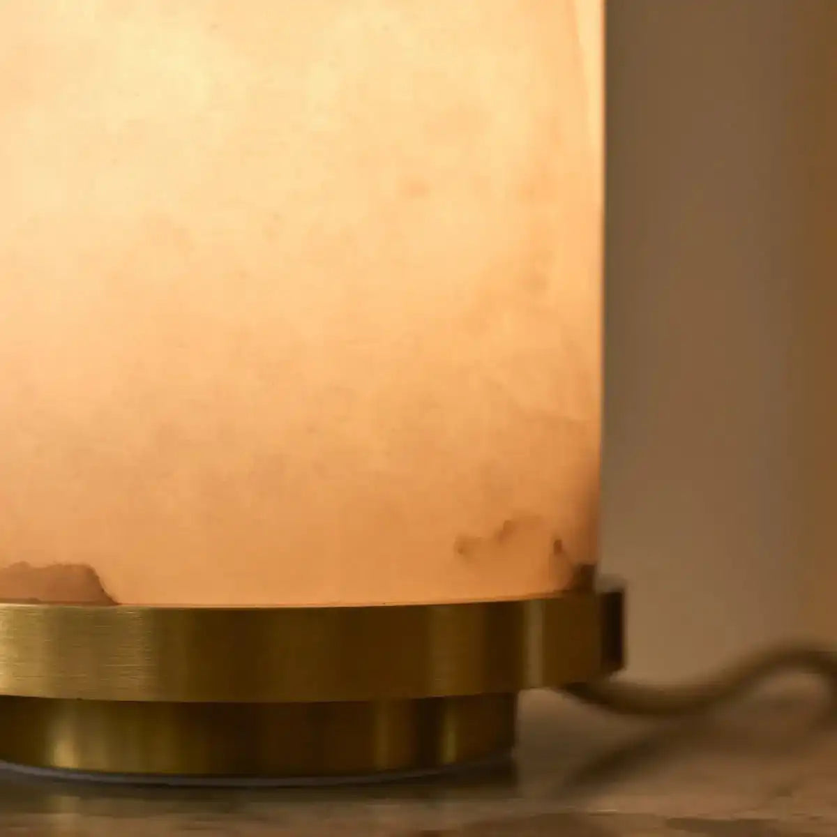 Stilvolle Alabasterlampe Mateo mit goldenem Boden – stilvolles Design