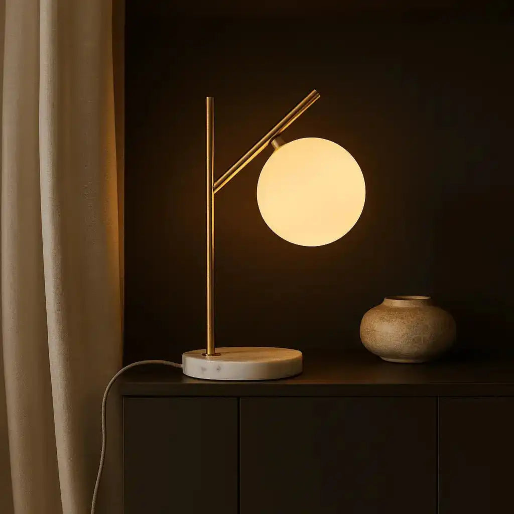 Madison Marmorlampe mit Milchglaskugel – Elegante Tischlampe