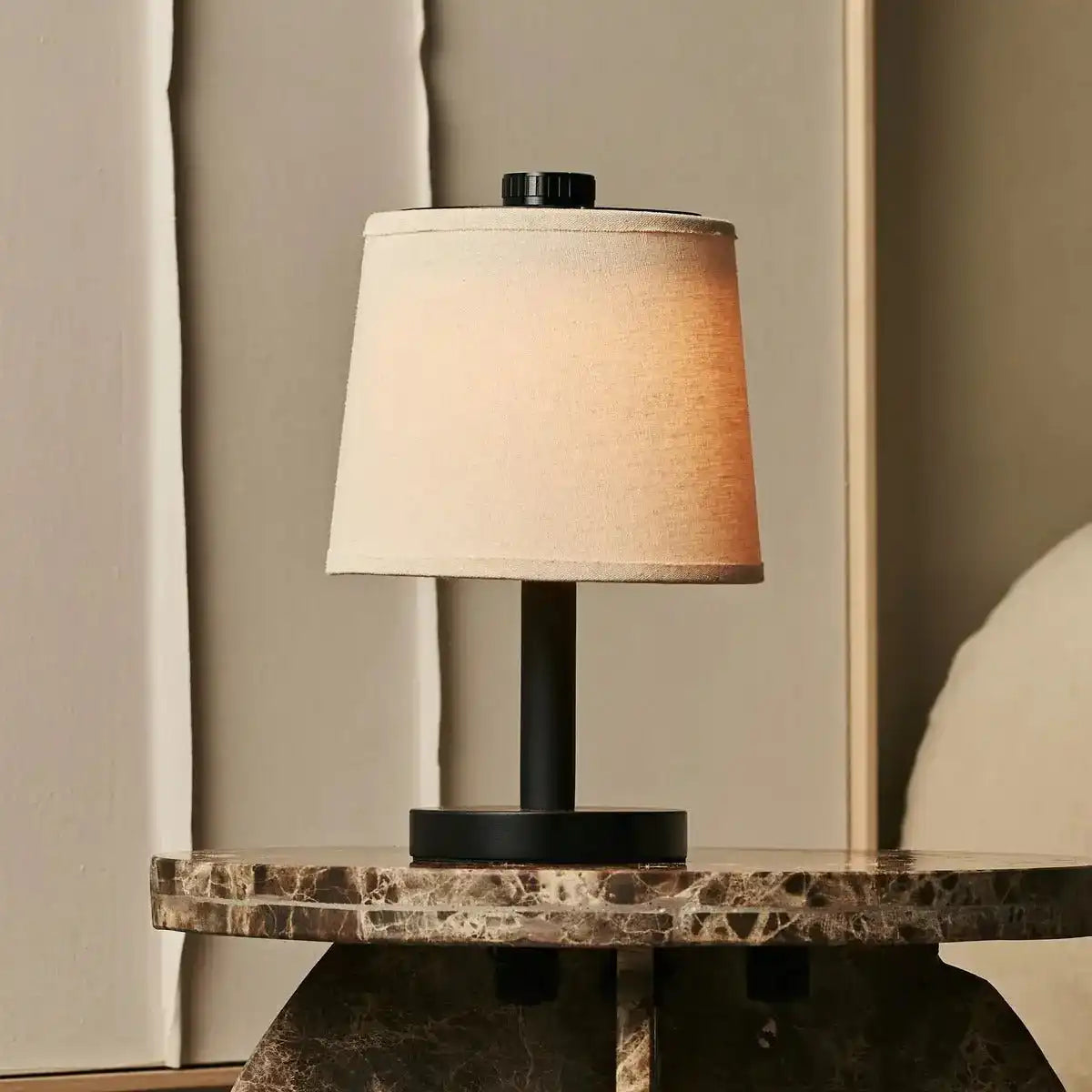 Rover Schwarze Holzlampe - wiederaufladbar, schnurlos und dimmbarer Schatten