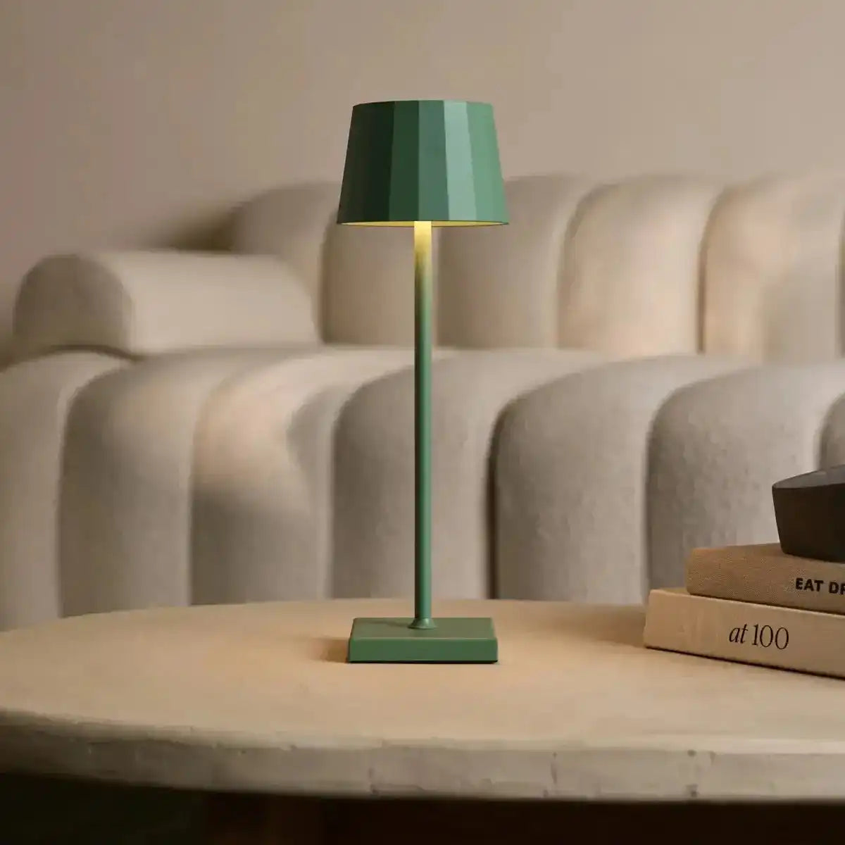Combi Set Professional-8 x Wouter Sage Green wiederaufladbare Tischlampen und 1 x Zentrale Station Wireless Ladestation mit Qi-Technologie