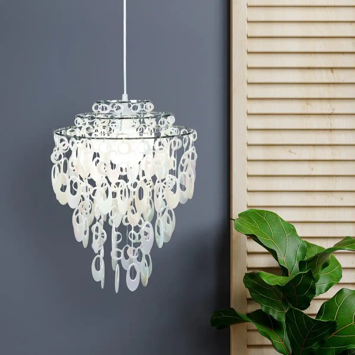 Deko-Pendelleuchte "LINA" in Chrom und Perlmutt, moderner Kronleuchter aus Metall und Kunststoff, mit E27-Fassung, für Esszimmer, Wohnzimmer, Diele oder Büro, 50 cm hoch Ø32 cm
