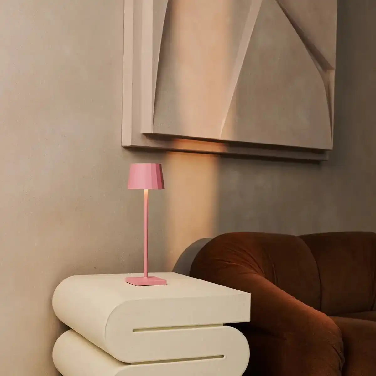 Combi Set Professional-4 x Wouter Flamingo Pink wiederaufladbarer Tischlampen & 1 x Amstel Wireless Ladestation mit Qi-Technologie