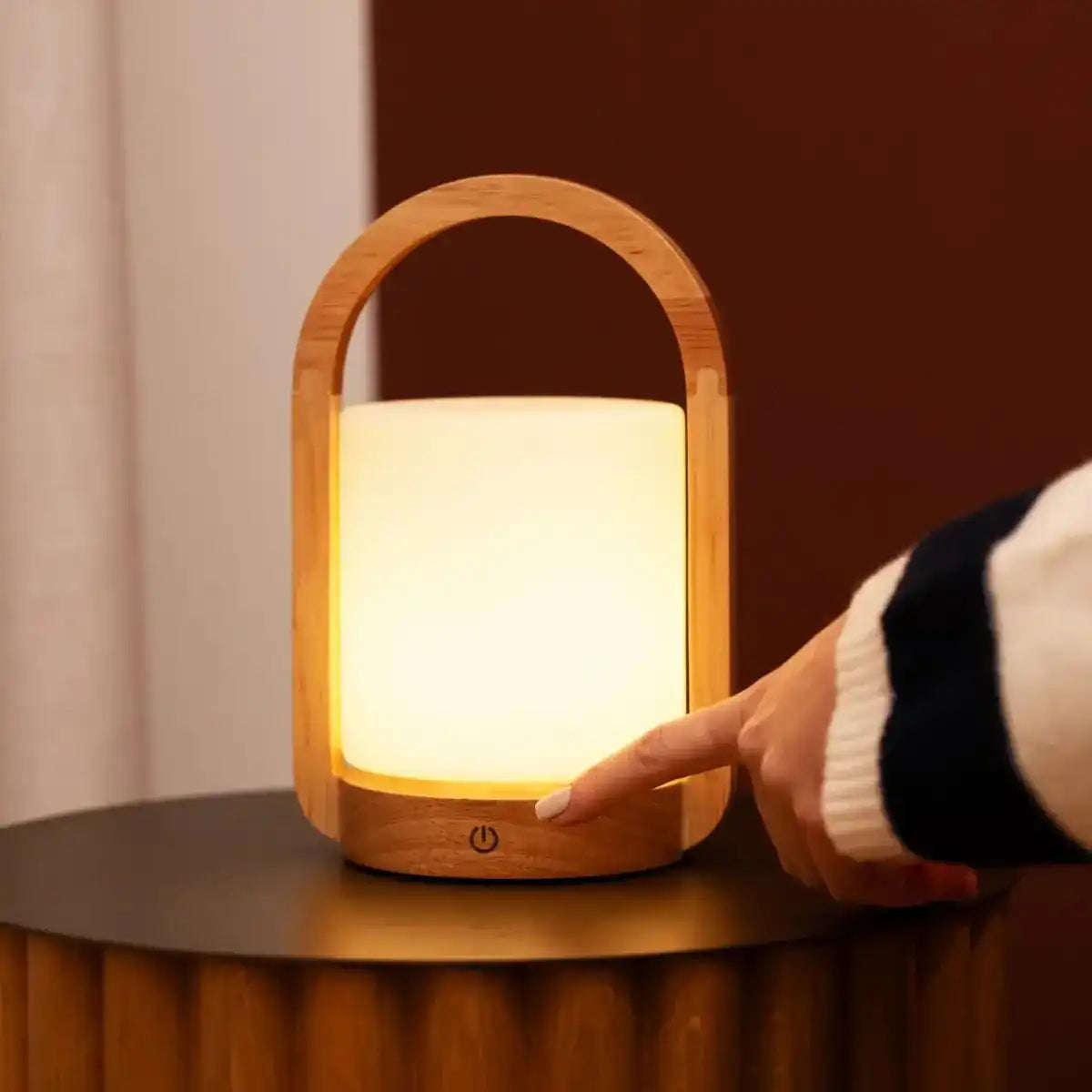 George Hellbraune wiederaufladbare Holzlampe – Glas, Griff und bis zu 100 Stunden Akku