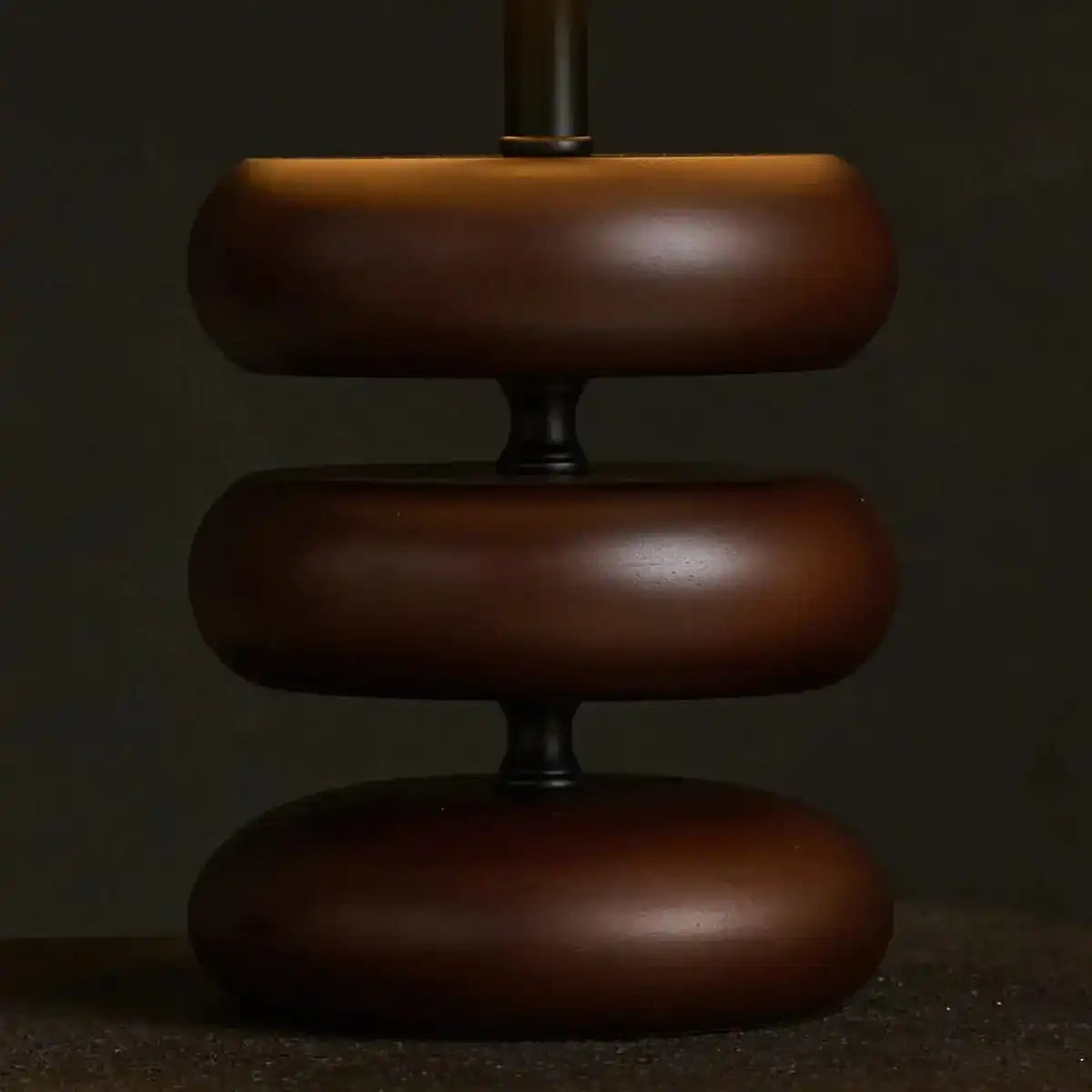 Lara dunkelbraune Holztischlampe mit cremefarbenem Leinenschatten - rustikaler Hausbeleuchtung