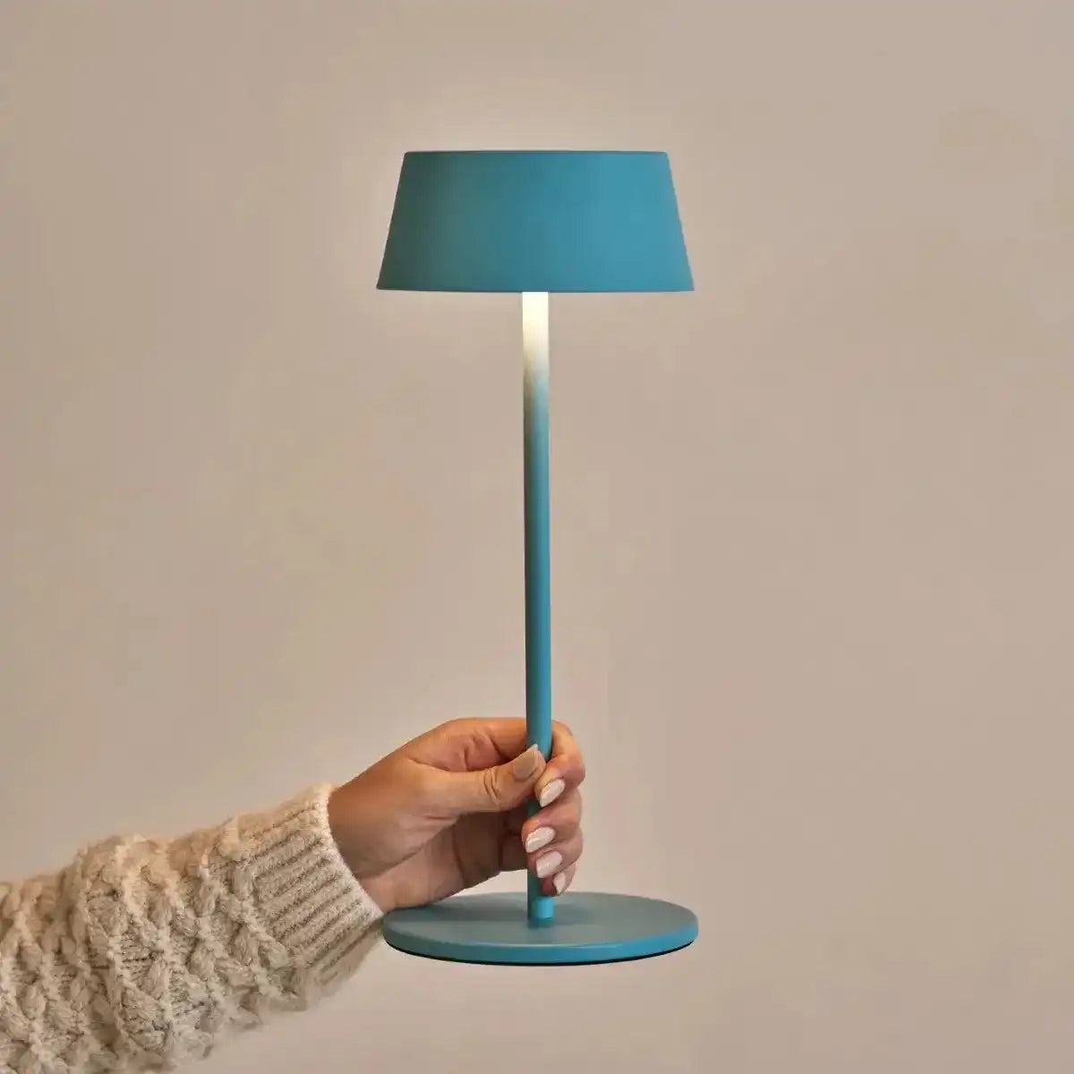 Hugo Amsterdams blaue wiederaufladbare Tischlampe aus Eisen – dimmbar, stilvoll und kabellos